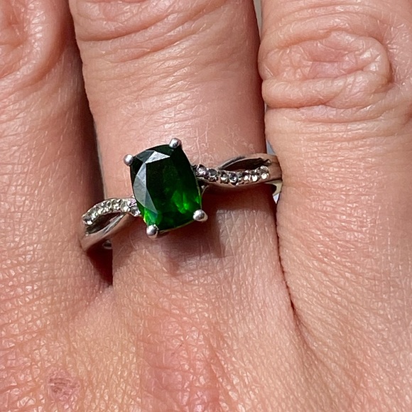 STS - Emerald Green Stone - Sterling Silver 925 Ring with Diamond Detailed band - Picture 9 of 17